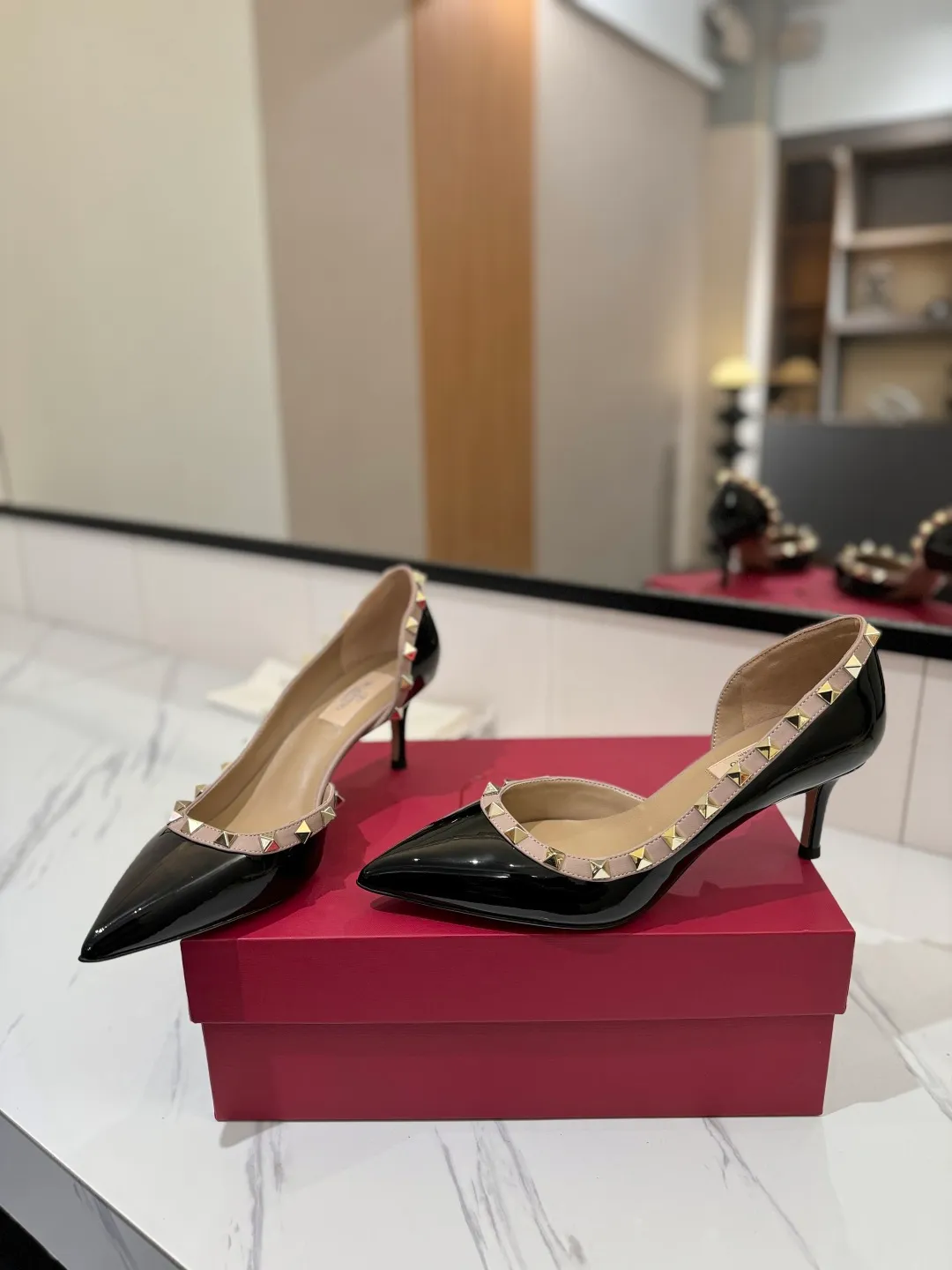 👟👟Ex-factory price 580👟👟 Valentino/Valentino rivet VT classic shoes, top replica! The side curves are perfect, the original molded custom-made rust-free rivets, and the textured hardware bring out a full sense of high-end, giving you a genuine foot feel! The first choice for high-end customers❤️ [Material] Upper: Original imported custom patent leather Lining: Original imported goatskin Outsole: Imported pearlescent leather outsole Heel height: 6.5CM Code number: 35-39 [34, 40, 41, 42 custom-made are not returnable]